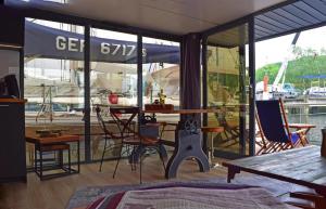 Houseboat in Flensburg with Harbor Views的休息区