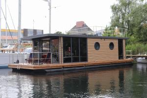 弗伦斯堡Houseboat in Flensburg with Harbor Views的水中小船屋