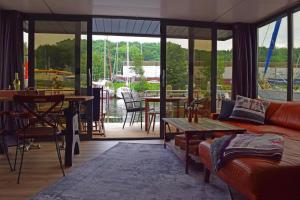 弗伦斯堡Houseboat in Flensburg with Harbor Views的带沙发和桌子的客厅