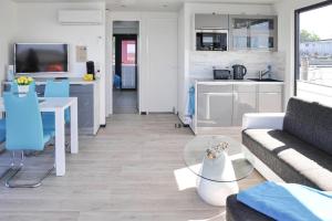 Η κουζίνα ή μικρή κουζίνα στο Hausboot Floating House Leni in Ribnitz-Damgarten
