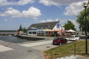 Gallery image of Houseboat Floating House "Leni", Ribnitz-Damgarten in Ribnitz-Damgarten
