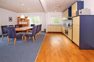 een keuken en eetkamer met een tafel en stoelen bij Holiday resort in the Müritz National Park, Mirow in Mirow