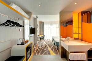ibis Styles Johor Iskandar Puteri的电视和/或娱乐中心