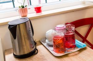 une cafetière et deux tasses sur une table dans l'établissement Rooms Tezoro, à Dubrovnik