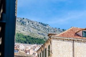 Vistas a una ciudad con una montaña en el fondo en Rooms Tezoro, en Dubrovnik