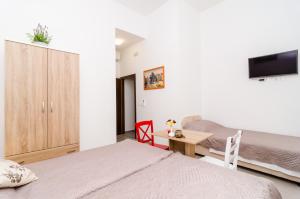 Televízia a/alebo spoločenská miestnosť v ubytovaní Rooms Tezoro