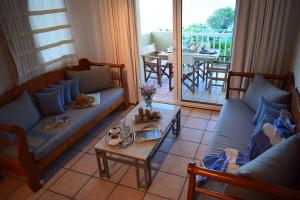 een woonkamer met 2 banken en een tafel bij Iason Hotel Apartments in Giosonas