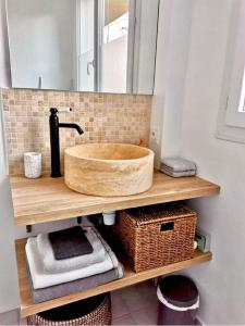 y baño con lavabo de madera y espejo. en Bel appartement rénové, centre de Vannes, en Vannes