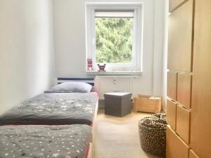 een slaapkamer met 2 bedden en een raam bij Ferienwohnung Keilbergblick in Kurort Oberwiesenthal