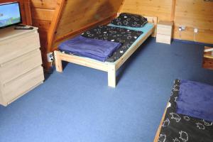 Cette chambre dispose de lits superposés et d'une télévision. dans l'établissement Holiday Home in Kolczewo near Baltic Sea, à Kołczewo