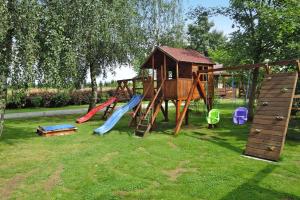 Area giochi per bambini di Lovely holiday home in Kolczewo with a fireplace and big garden