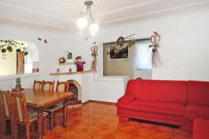 sala de estar con sofá rojo y mesa en holiday home, Kolczewo en Kołczewo