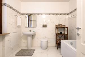 L'Azure Di Siena في سيينا: حمام أبيض مع حوض ومرحاض