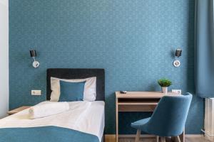 sypialnia z łóżkiem, biurkiem i krzesłem w obiekcie Full Moon Budapest w Budapeszcie