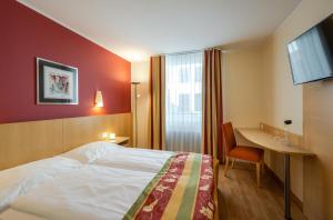 Cama o camas de una habitación en Ambassador Self Check-in Hotel