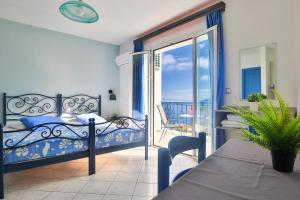 Un dormitorio con una cama y un balcón. en Myrto Apartments, en Agia Efimia