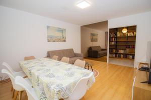 a living room with a table and a couch at Spacieux T4 Idéal Groupes in Créteil