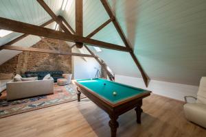 a room with a pool table in a attic at Residentie Nevejan in Kortrijk
