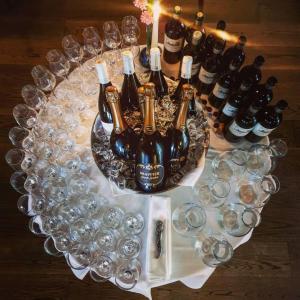 um monte de garrafas de vinho e copos numa mesa em Walaker Hotel em Solvorn