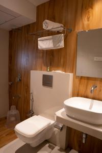 Ένα μπάνιο στο Gold Crest Business Hotel +40 φωτογραφίες