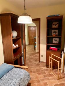 sypialnia z łóżkiem i przedpokój ze stołem w obiekcie Appartamento con Giardino - Rocca di Mezzo w mieście Rocca di Mezzo