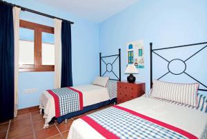 ヤイサにあるBuenlugarの青い壁のドミトリールーム ベッド2台