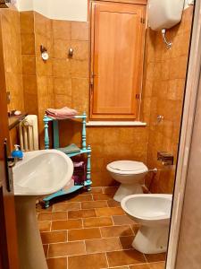łazienka z 2 toaletami i umywalką w obiekcie Appartamento con Giardino - Rocca di Mezzo w mieście Rocca di Mezzo