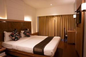 Ένα ή περισσότερα κρεβάτια σε δωμάτιο στο Gold Crest Business Hotel