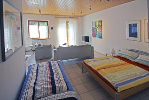 Postel nebo postele na pokoji v ubytování Gästehaus ALBA - garantiert Tickets für Rulantica und Europa Park über uns