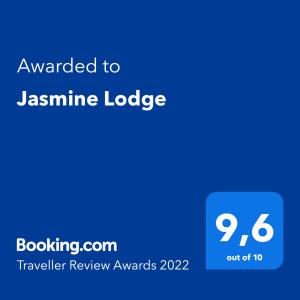 Um certificado, prêmio, placa ou outro documento exibido em Jasmine Lodge