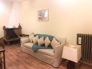 sala de estar con sofá y chimenea en Appartamento con Giardino - Rocca di Mezzo, en Rocca di Mezzo