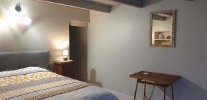 Giường trong phòng chung tại Chez Émile logement entier 2 chambres jardin privé