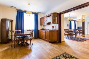 a kitchen with a dining room table and chairs at Qubus Hotel Wrocław in Wrocław