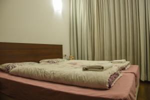 班斯科Dinos 2 Bed Cozy Apart at Bansko close to the lift的卧室里的一张床上有两条毛巾 更多16张照片