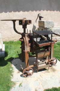 una vecchia macchina da cucire seduta sull'erba di Casa Rural La Centenaria de Alaraz 