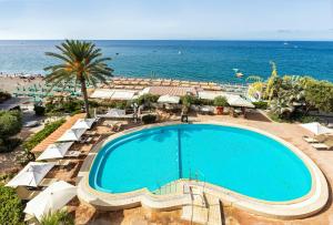 an overhead view of a swimming pool at a resort at Hotel Parco Smeraldo Terme in Ischia