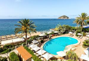 an aerial view of a resort with a swimming pool and the ocean at Hotel Parco Smeraldo Terme in Ischia