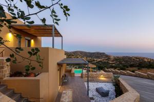 een huis met uitzicht op de oceaan bij Villa Mariva , south Crete , Triopetra in Triopetra