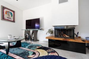 uma sala de estar com uma lareira e uma mesa em La Maison sur la Plage em Calcatoggio