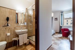 une salle de bain avec un lavabo et des toilettes dans l'établissement La Dolce Vita Barberini, à Rome