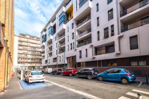 a row of cars parked in front of a building at NOCNOC - Le Cocon Hypercentre in Toulouse