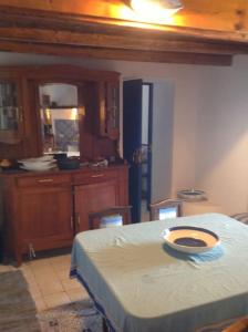 フィリクーディにあるVilla Vista Mare a Filicudiのテーブル付きの部屋、テーブル席付きのキッチンが備わる客室です。