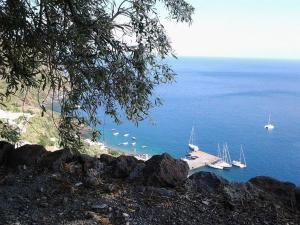 un groupe de bateaux est amarré sur l'eau dans l'établissement Villa Vista Mare a Filicudi, à Filicudi