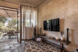 Gallery image of Villa Gioia - Secret gem with private garden in Katastárion