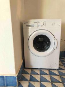 フィリクーディにあるVilla Vista Mare a Filicudiの- 洗濯機&乾燥機(客室の隅に設置)
