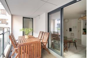a living room with a wooden table and chairs at NOCNOC - Le Cocon Hypercentre in Toulouse
