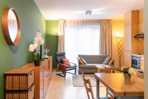 ein Wohnzimmer mit einem Sofa und einem Tisch in der Unterkunft Cozy Apartment Brussels Centre in Brüssel