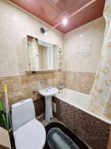 uma casa de banho com um WC, um lavatório e uma banheira em 2кімнатні Апартаменти у центрі Дніпра Мечнікова Гагаріна comfort24 em Dnipro