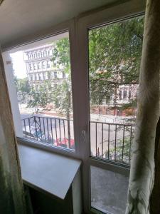 um quarto com duas janelas com vista para uma rua em 2кімнатні Апартаменти у центрі Дніпра Мечнікова Гагаріна comfort24 em Dnipro