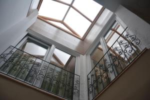 una imagen de una escalera con una ventana en Borbarátok Háza, en Győr